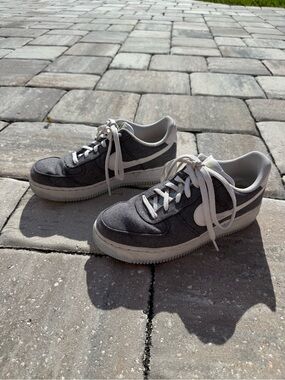 Nike Low-Top Sneakers Gray & White